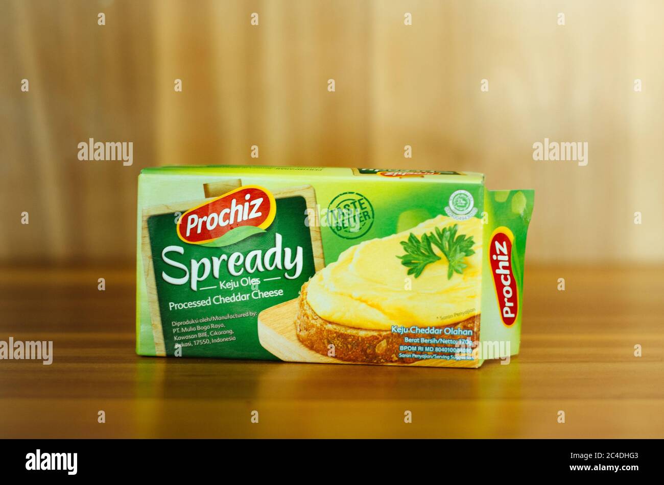 Éditorial illustratif de la marque indonésienne Prochiz et de son fromage cheddar traité Sprady isolé dans un fond de bois. Banque D'Images