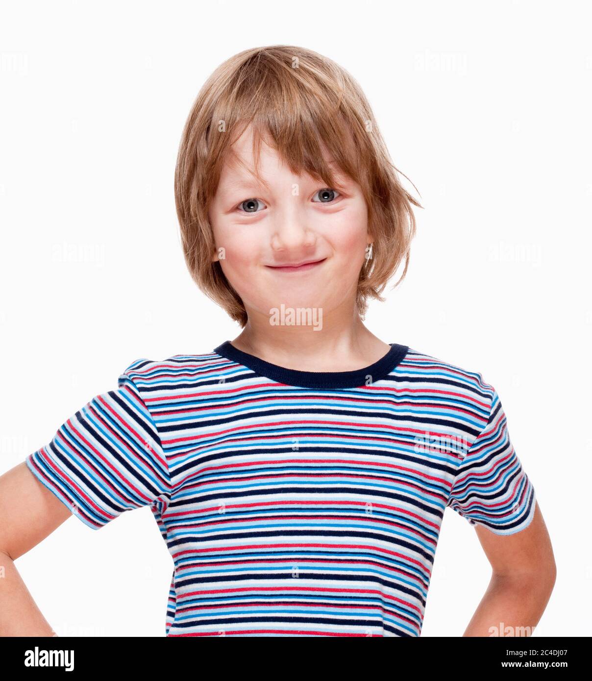 Portrait d'un garçon aux cheveux blond souriant - isolé sur blanc Banque D'Images