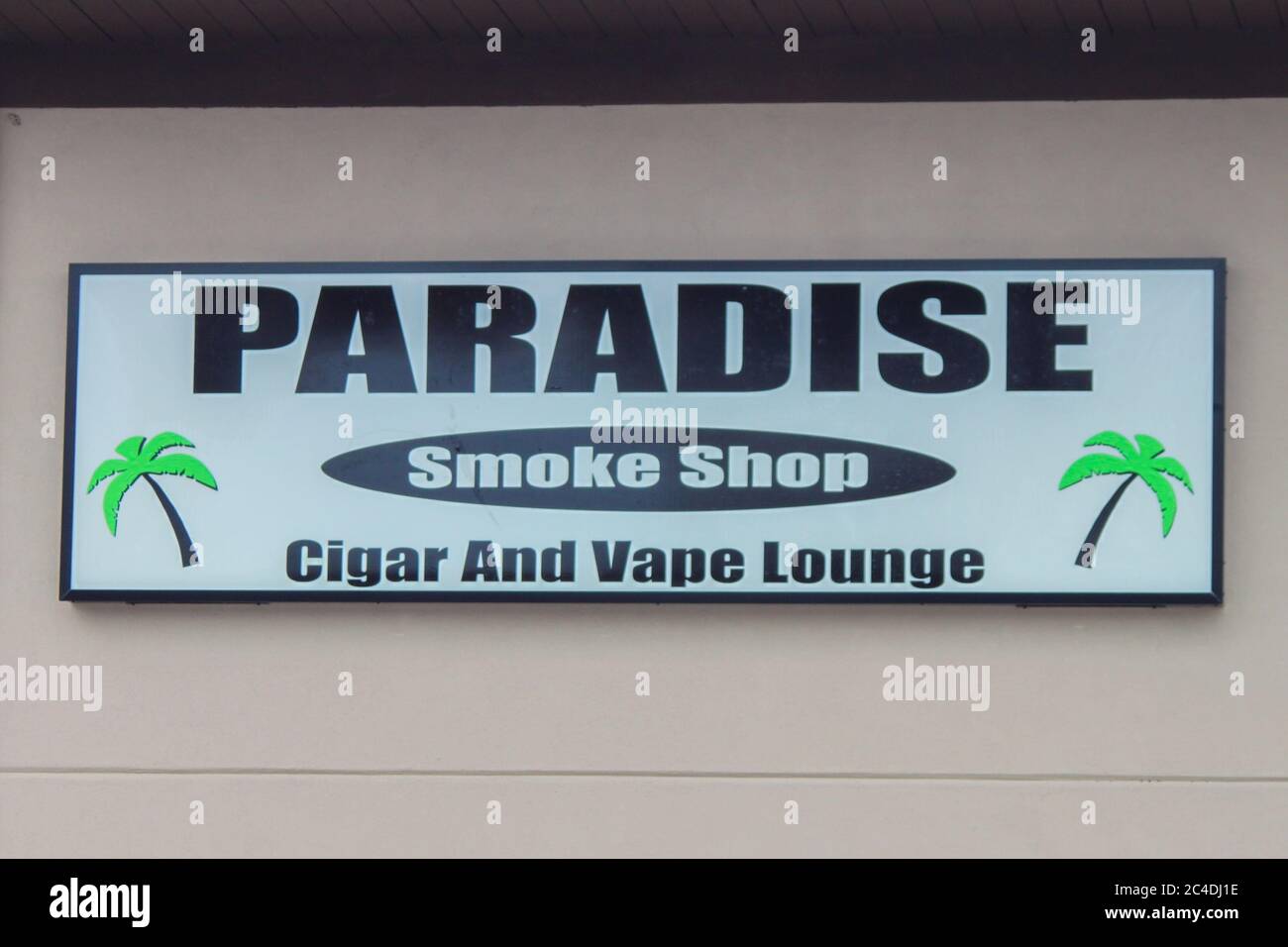 MIDDLETOWN, NY, ÉTATS-UNIS - 04 mai 2020: Middletown, NY / États-Unis - 05/04/2020: Paradise Smoke Shop Cigar and Vape Lounge Store Front Neon Light Up S Banque D'Images