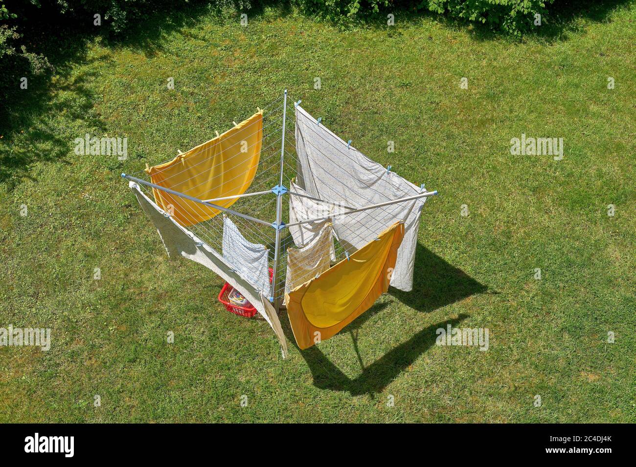 Linge sur une corde à linge. Vue de dessus Banque D'Images