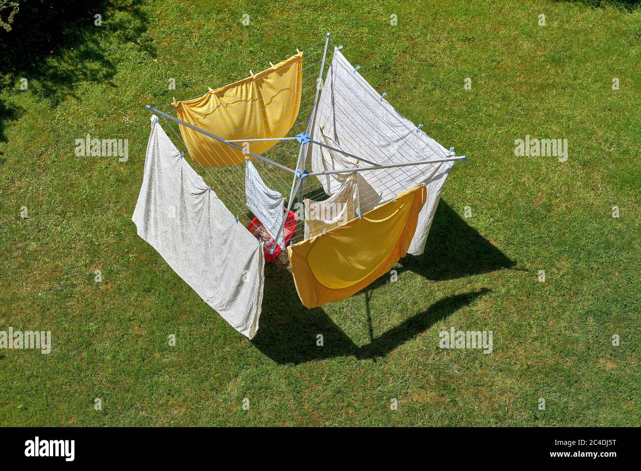 Linge sur une corde à linge. Vue de dessus Banque D'Images