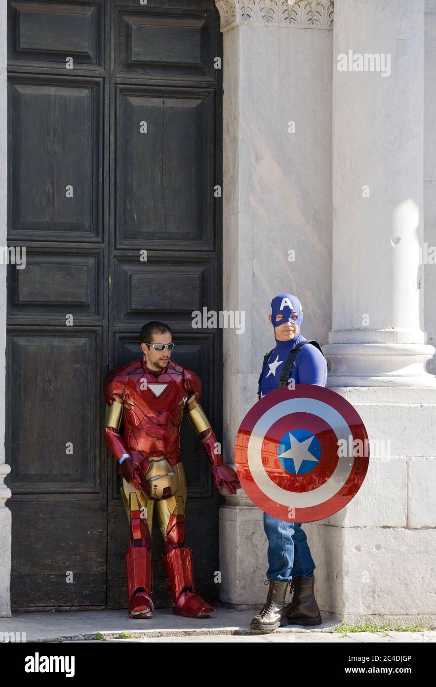 LUCCA - 31 OCTOBRE : superhéros devant la porte de la cathédrale lors du festival annuel de la BD et des jeux de Lucques, le 30 octobre 2011 à Luc Banque D'Images