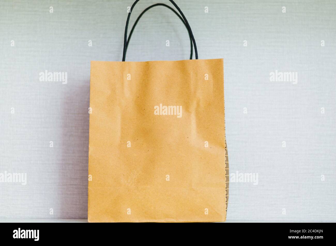 Vue avant d'un modèle de sac à provisions marron en papier recyclé sur fond blanc. Banque D'Images
