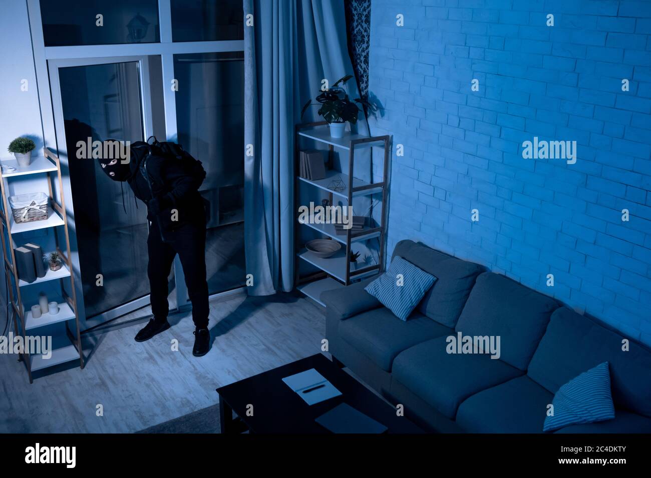 Criminel avec Crowbar entrant dans la vue de la maison à partir de la caméra Banque D'Images