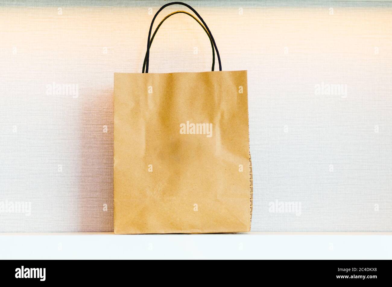 Vue avant d'un modèle de sac à provisions marron en papier recyclé sur fond blanc. Banque D'Images