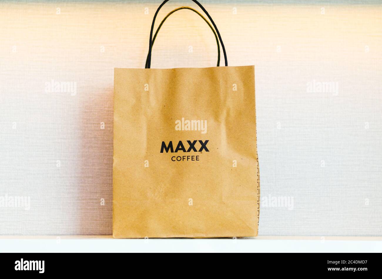 Vue de face d'un sac de shopping marron du Maxx Coffee Shop fabriqué en papier recyclé sur fond blanc. Banque D'Images