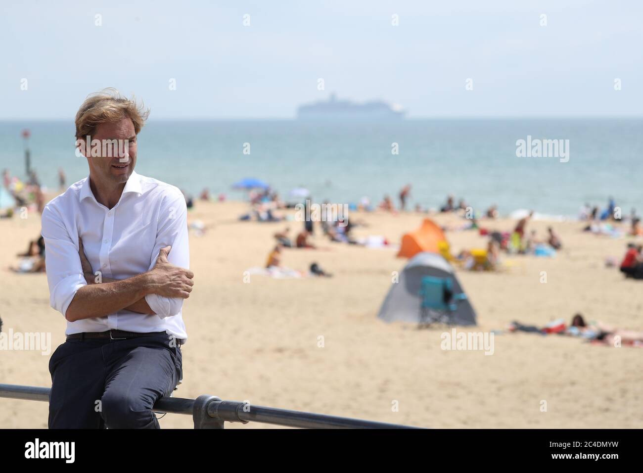 Tobias Ellwood, député conservateur de Bournemouth East, près de la jetée de Bournemouth. Trois hommes ont été poignardé dans un centre de villégiature populaire après qu'un incident majeur ait été déclaré lorsque des milliers de personnes qui cherchent un soleil se sont enferrées sur les plages au milieu de la vague de chaleur. Banque D'Images