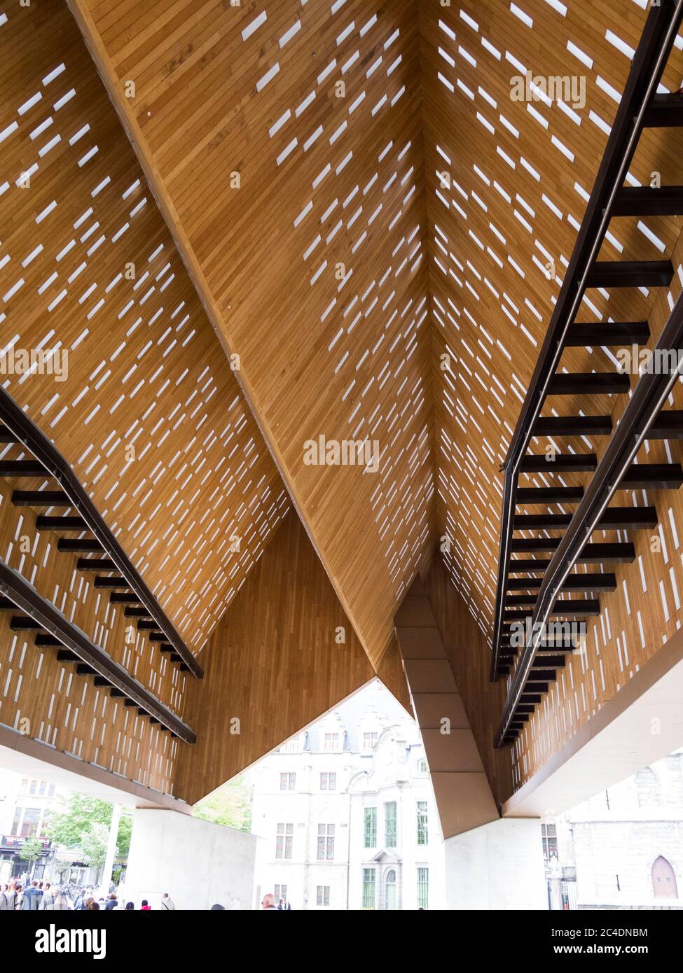 Le Stadshal à Gand, Belgique, construit en 2012 et présentant le plafond utilisé pour les événements et les concerts Banque D'Images