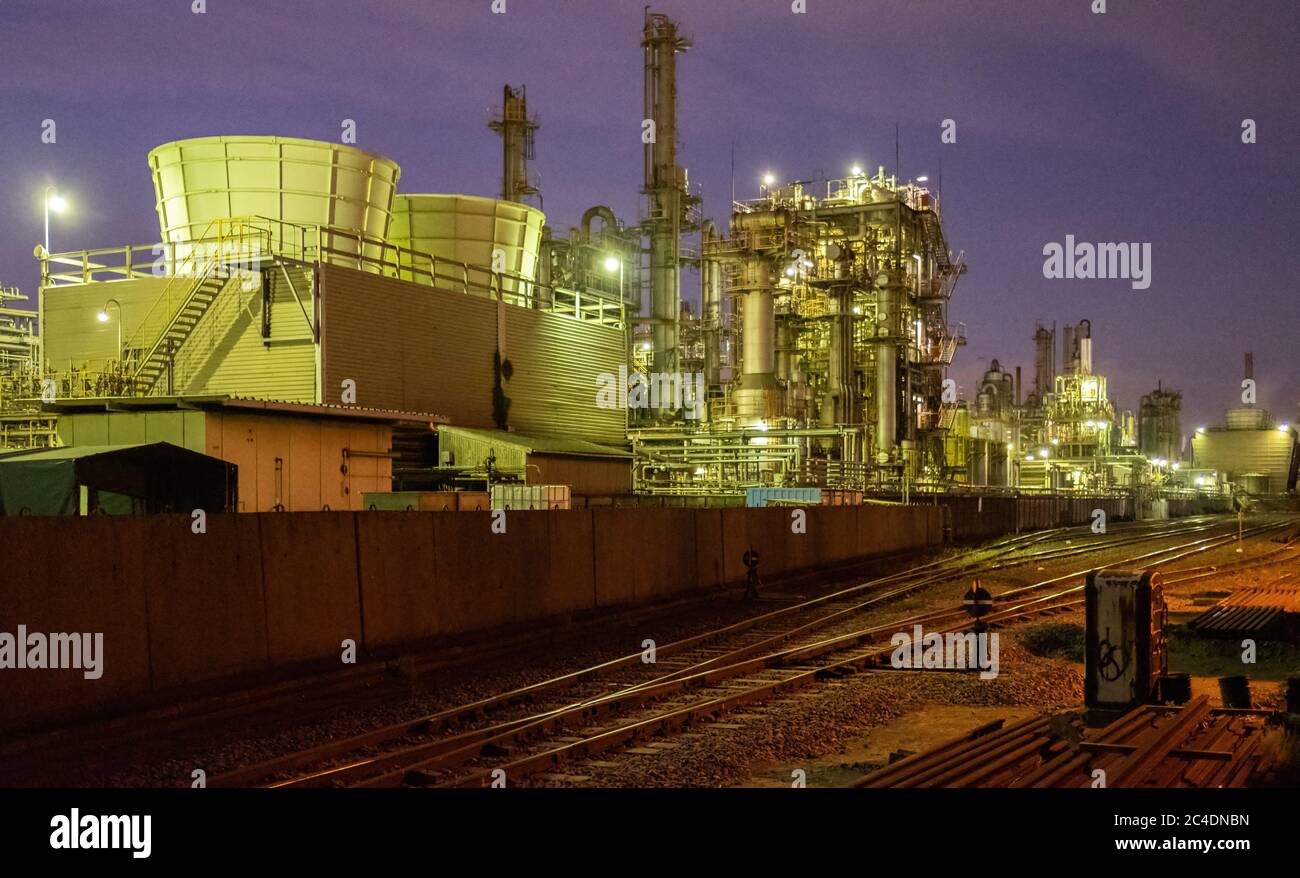 Usine éclairée de nuit à Kawasaki, Japon. Banque D'Images