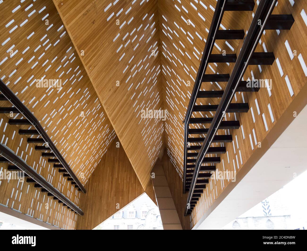 Le Stadshal à Gand, Belgique, construit en 2012 et présentant le plafond utilisé pour les événements et les concerts Banque D'Images