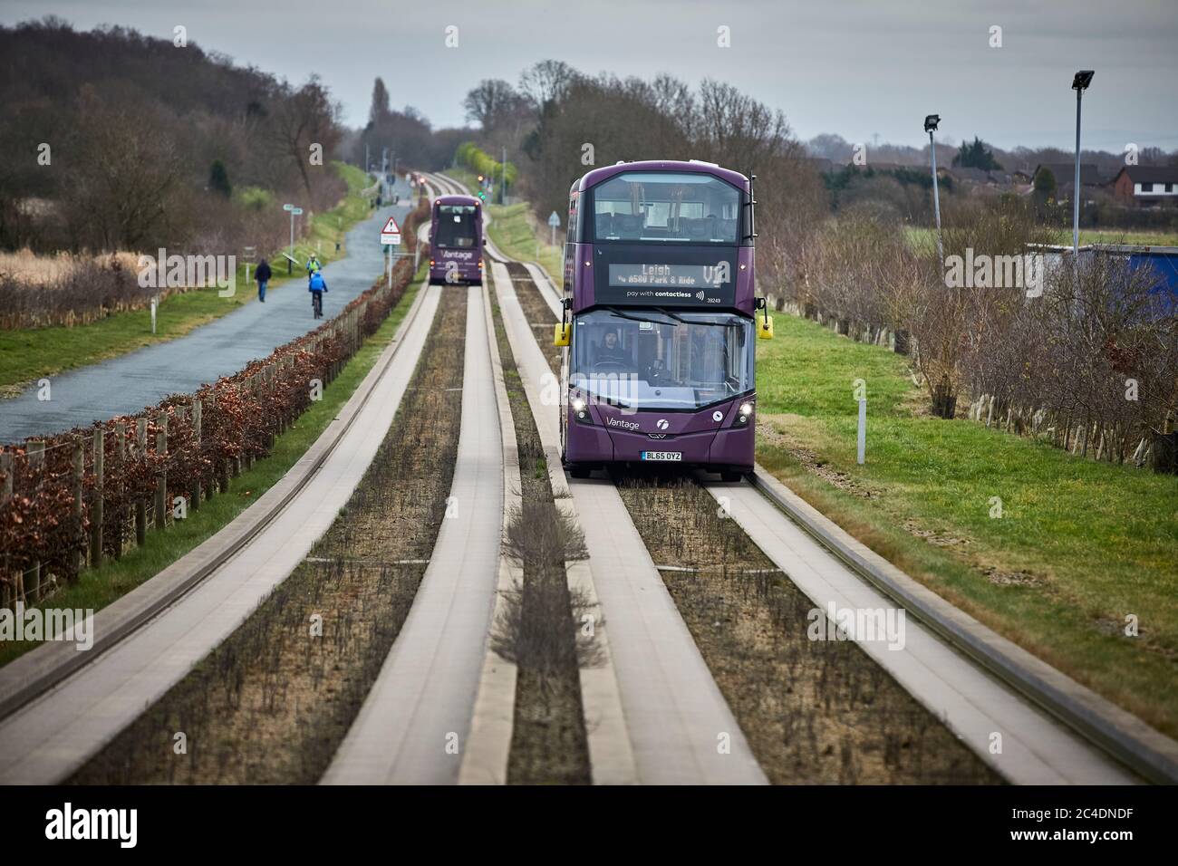 La première ligne de bus guidée Vantage qui longe l'ancienne ligne de train fermée de Tyldesley Loopline jusqu'à Leigh GTR Manchester Banque D'Images