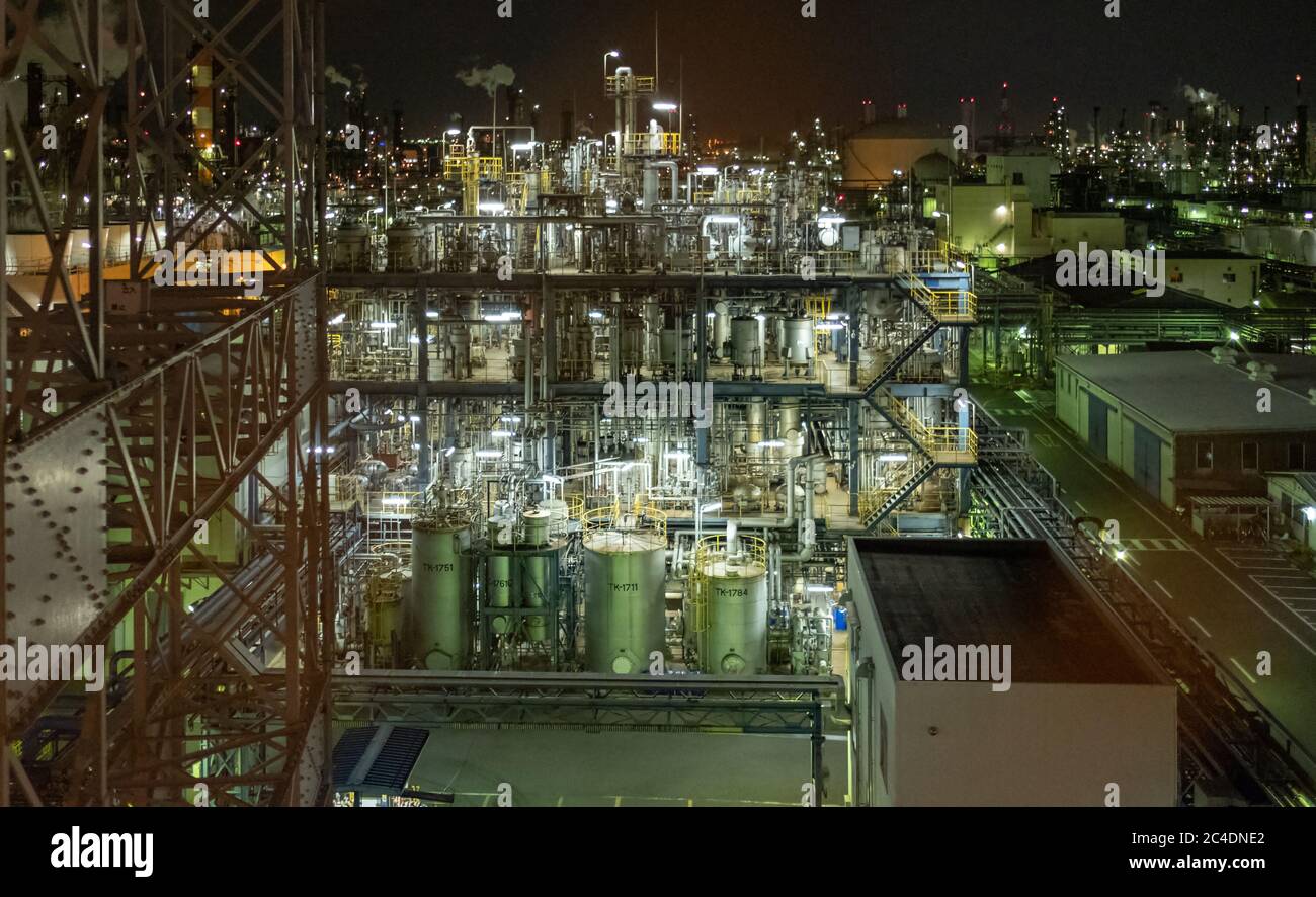 Usine éclairée de nuit à Kawasaki, Japon. Banque D'Images