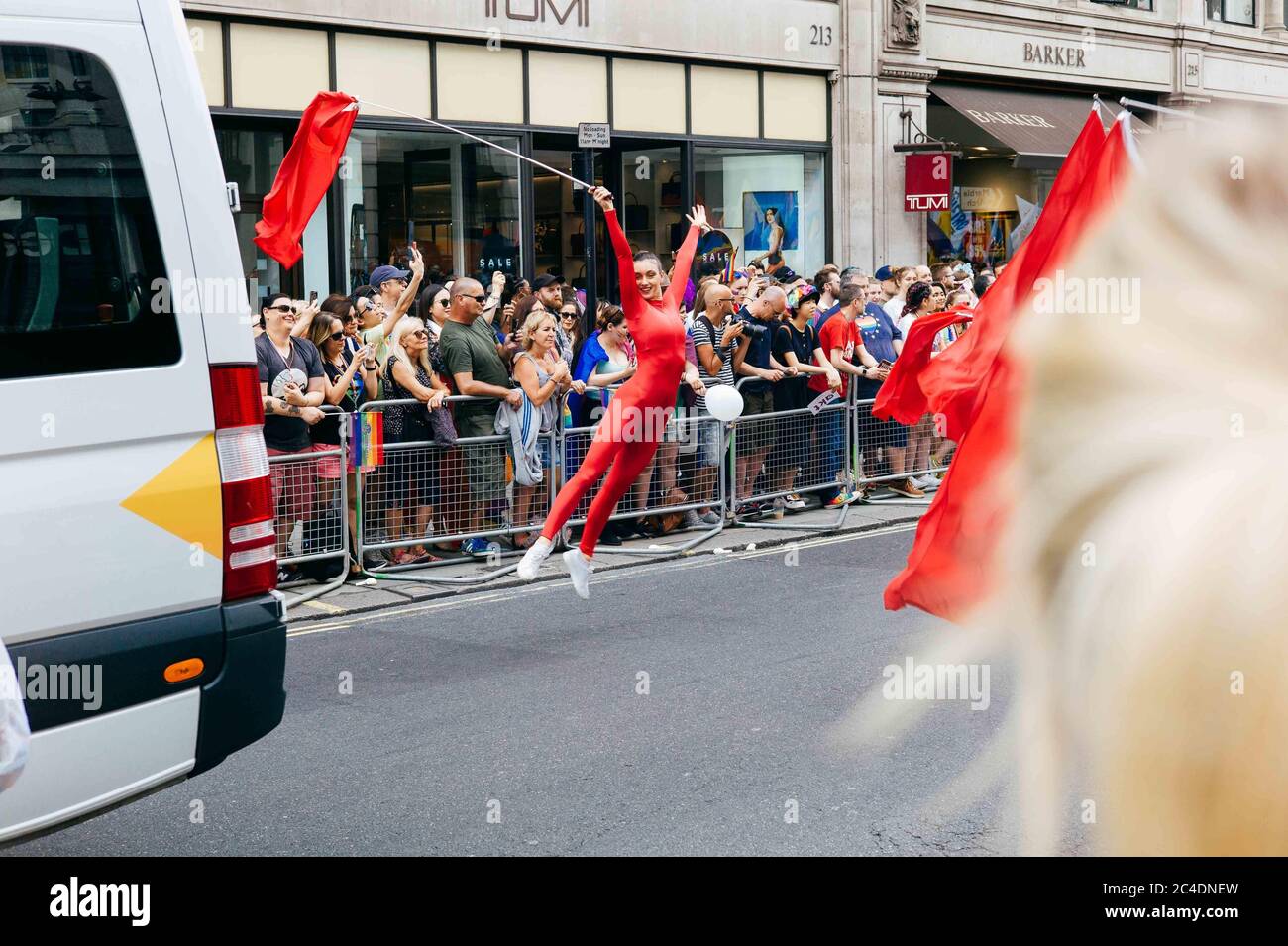 LONDRES, ROYAUME-UNI - 06 juillet 2019 : Royaume-Uni, 2019 juillet, Londres. Les participants se réunissent pour la London gay Pride Parade 2019, en descendant le bus Banque D'Images