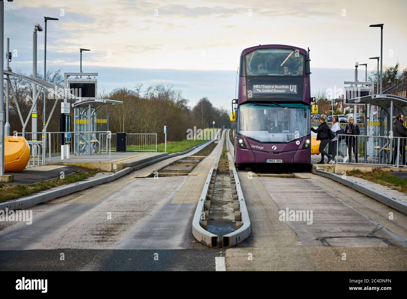 La première ligne de bus guidée Vantage qui longe l'ancienne ligne de train fermée de Tyldesley Loopline jusqu'à Leigh GTR Manchester Banque D'Images
