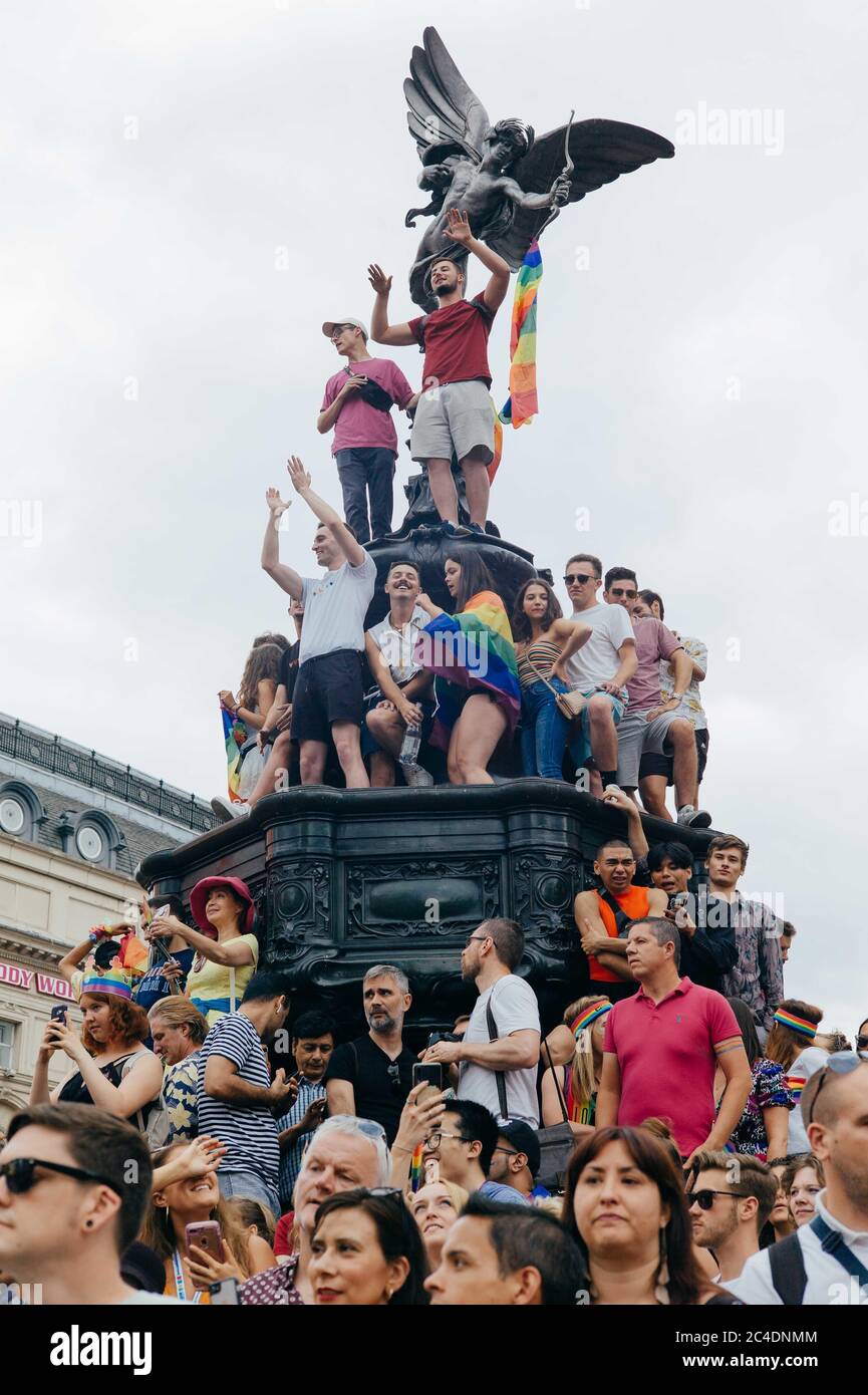 LONDRES, ROYAUME-UNI - 06 juillet 2019 : Royaume-Uni, 2019 juillet, Londres. Les participants se réunissent pour la London gay Pride Parade 2019, en descendant le bus Banque D'Images
