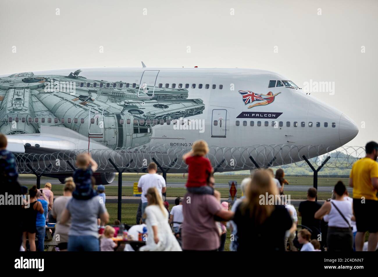 De grandes foules au parc d'observation de l'aviation de l'aéroport de Manchester pour voir Virgin Atlantics 747-400 Flacon dans Star Wars Livery départ pour stockage à long terme. Banque D'Images