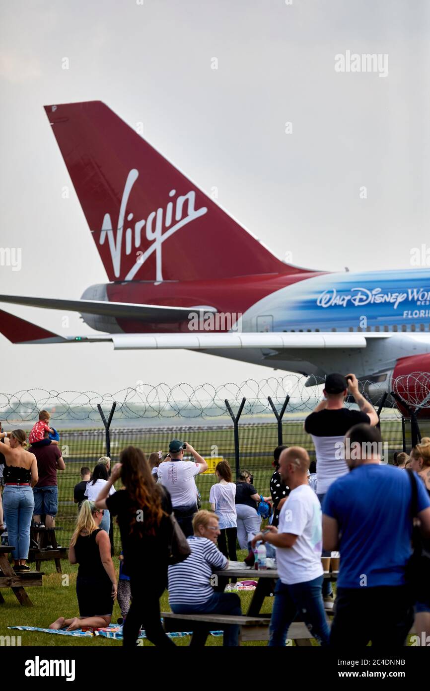 De grandes foules au parc d'observation de l'aviation de l'aéroport de Manchester pour voir Virgin Atlantics 747-400 Flacon dans Star Wars Livery départ pour stockage à long terme. Banque D'Images