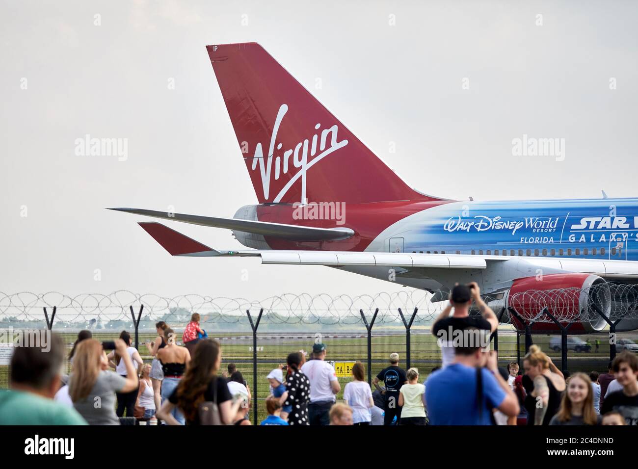 De grandes foules au parc d'observation de l'aviation de l'aéroport de Manchester pour voir Virgin Atlantics 747-400 Flacon dans Star Wars Livery départ pour stockage à long terme. Banque D'Images