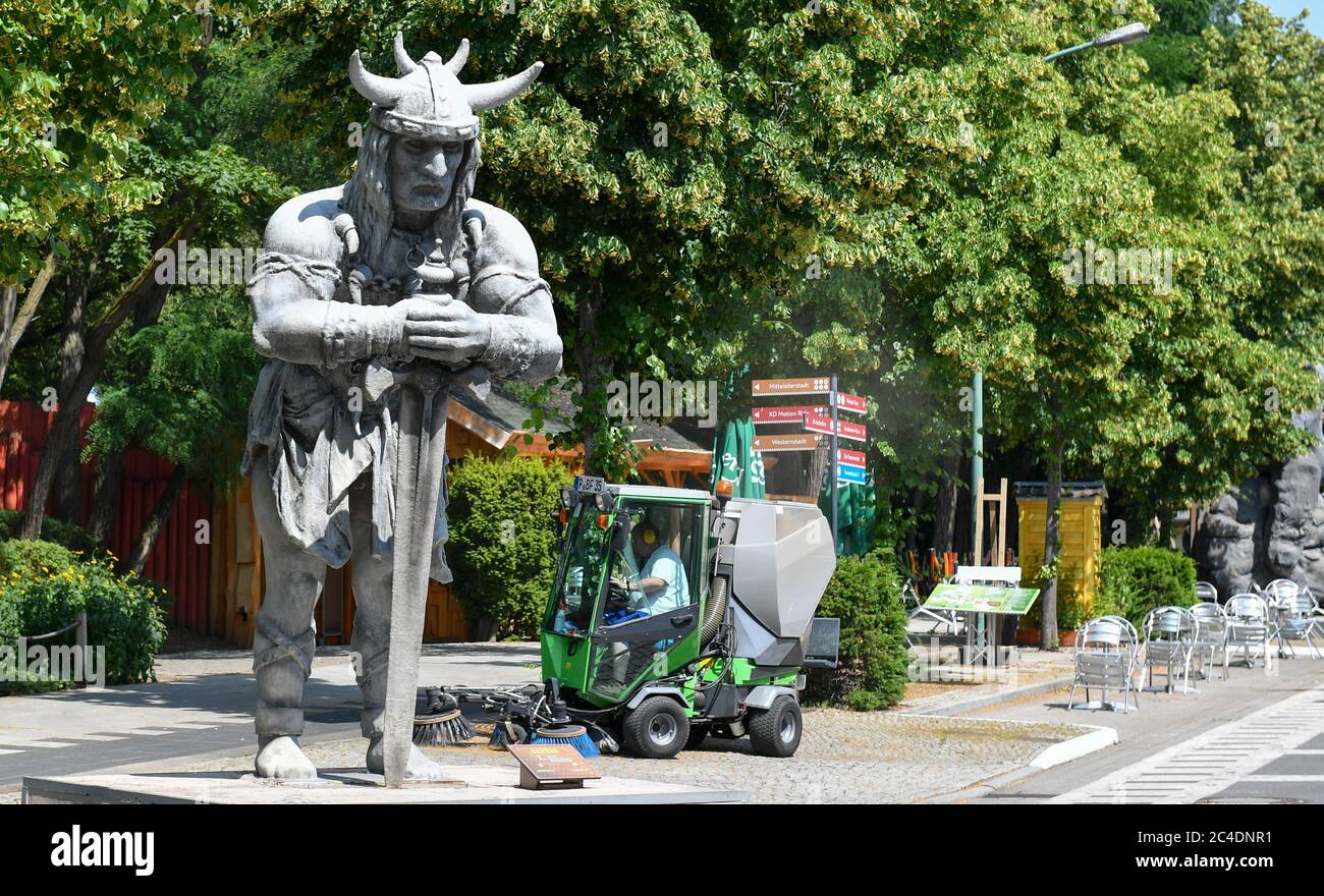 Potsdam, Allemagne. 26 juin 2020. Un véhicule de grande envergure nettoiera les chemins de Filmpark Babelsberg avant la réouverture le samedi 27.06.2020. Conformément aux règles d'hygiène et de distance, les visiteurs se verront offrir le meilleur de l'action, du plaisir et du divertissement. Credit: Jens Kalaene/dpa-Zentralbild/dpa/Alay Live News Banque D'Images