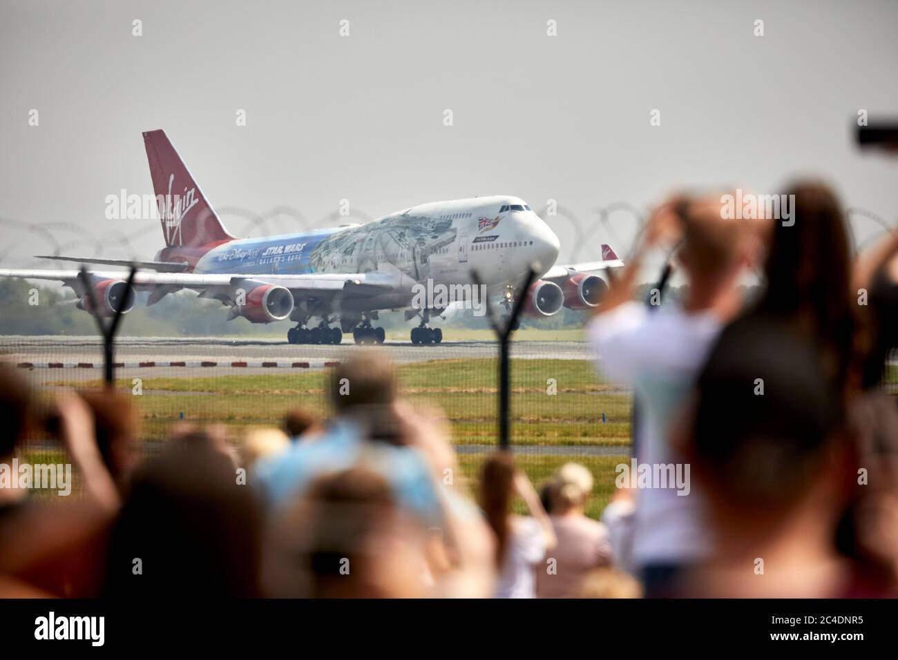 De grandes foules au parc d'observation de l'aviation de l'aéroport de Manchester pour voir Virgin Atlantics 747-400 Flacon dans Star Wars Livery départ pour stockage à long terme. Banque D'Images