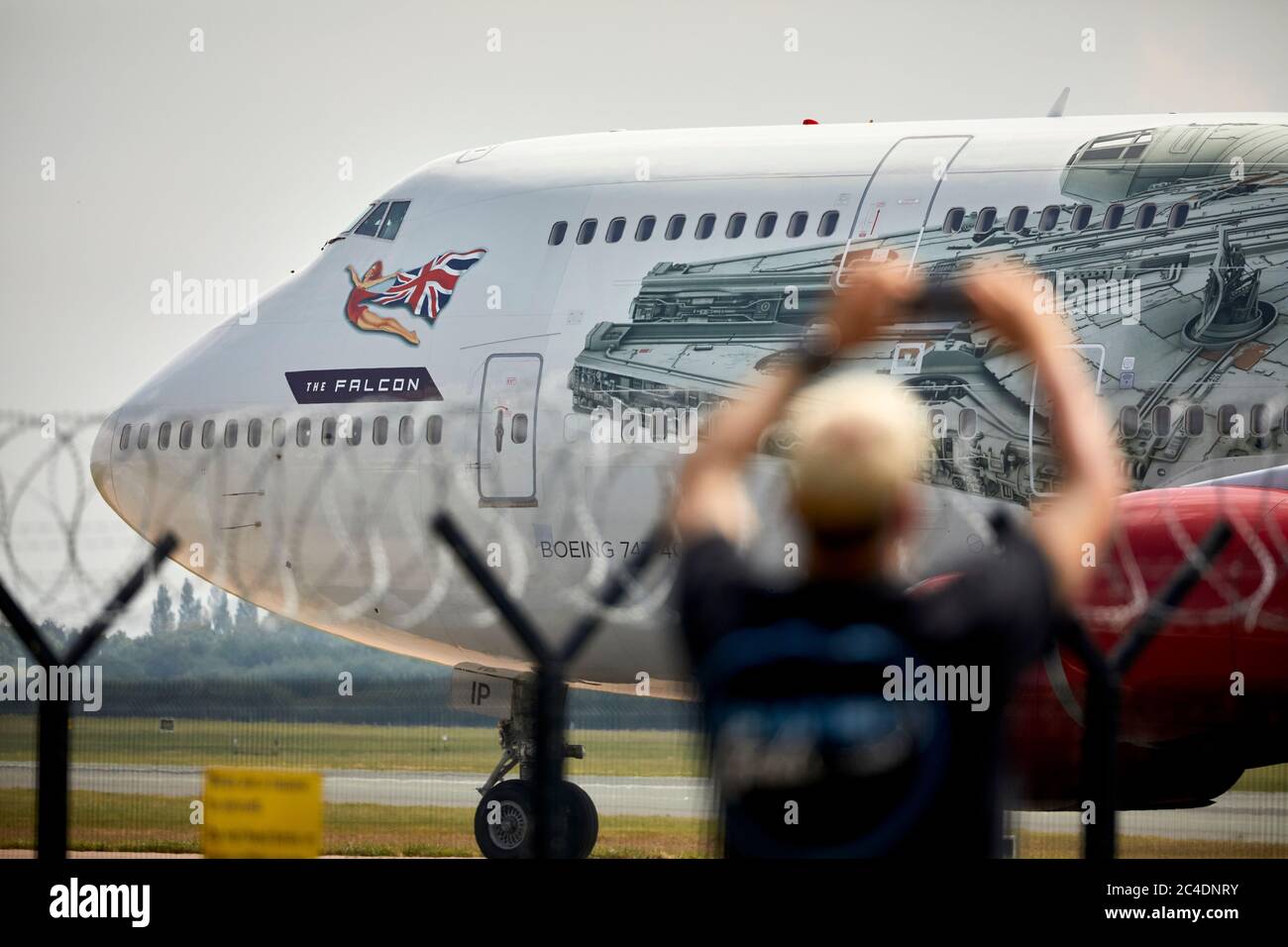 De grandes foules au parc d'observation de l'aviation de l'aéroport de Manchester pour voir Virgin Atlantics 747-400 Flacon dans Star Wars Livery départ pour stockage à long terme. Banque D'Images