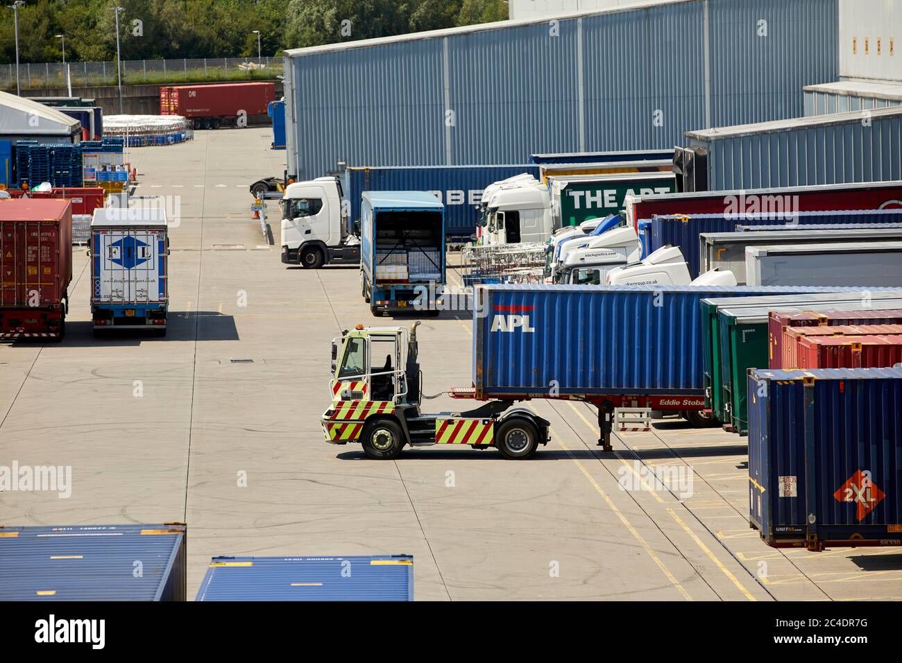 Centre de distribution d'épicerie Tesco Daventry International Rail Freight terminal DIRFT 2 voies ferrées Intermodal Freight terminal warehousing Estate Northa Banque D'Images