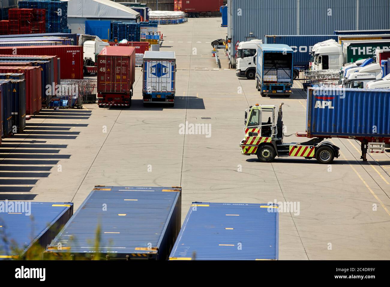 Centre de distribution d'épicerie Tesco Daventry International Rail Freight terminal DIRFT 2 voies ferrées Intermodal Freight terminal warehousing Estate Northa Banque D'Images