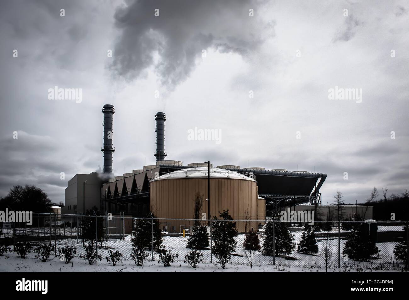 MIDDLETOWN, NY, ÉTATS-UNIS - 04 mars 2019: CPV Valley Energy Power Plant bande pollution des cheminées dans l'éclairage sombre omineux / négatif M. Banque D'Images