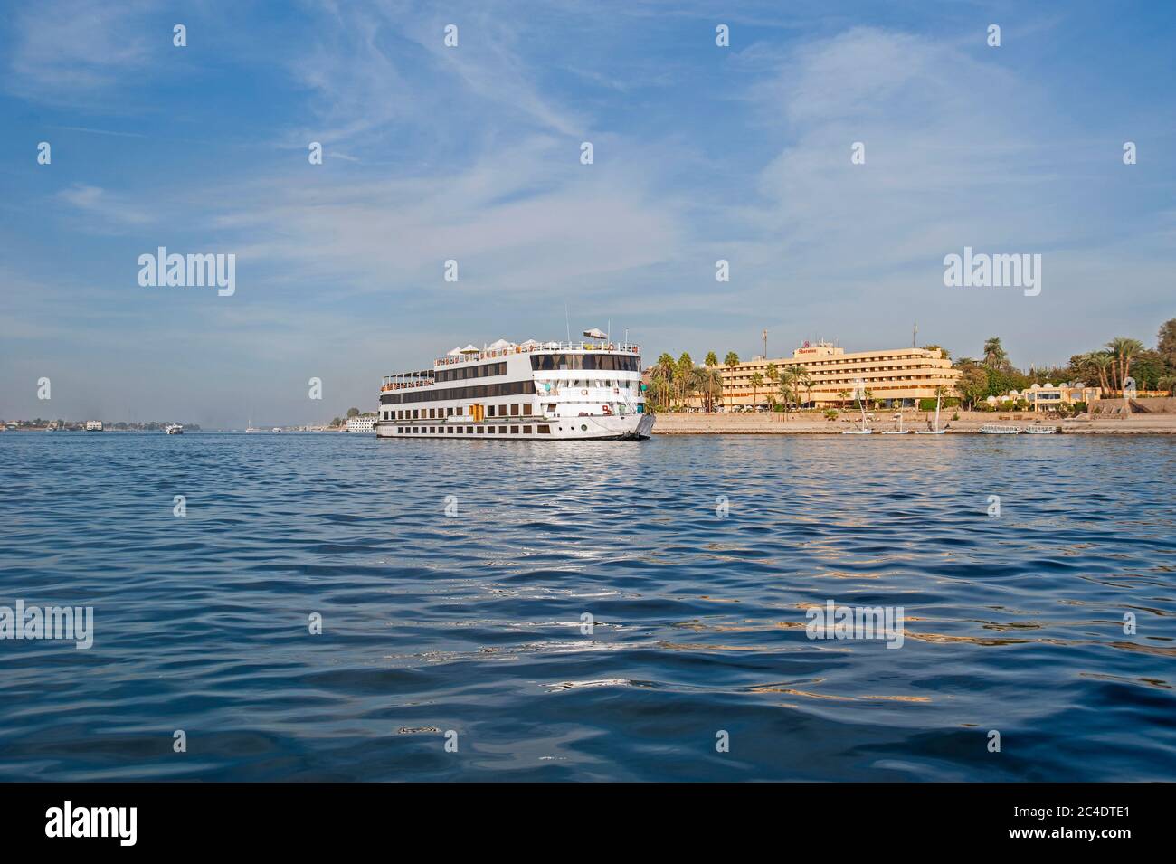 Grand luxe croisière égyptienne traditionnelle bateau naviguant sur le Nil Banque D'Images