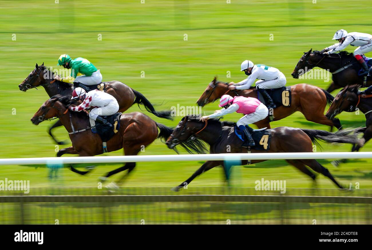 Star of Orion, monté par Harry Bentley (à gauche), remporte les enchères Betway Novice à l'hippodrome de Newmarket. Banque D'Images