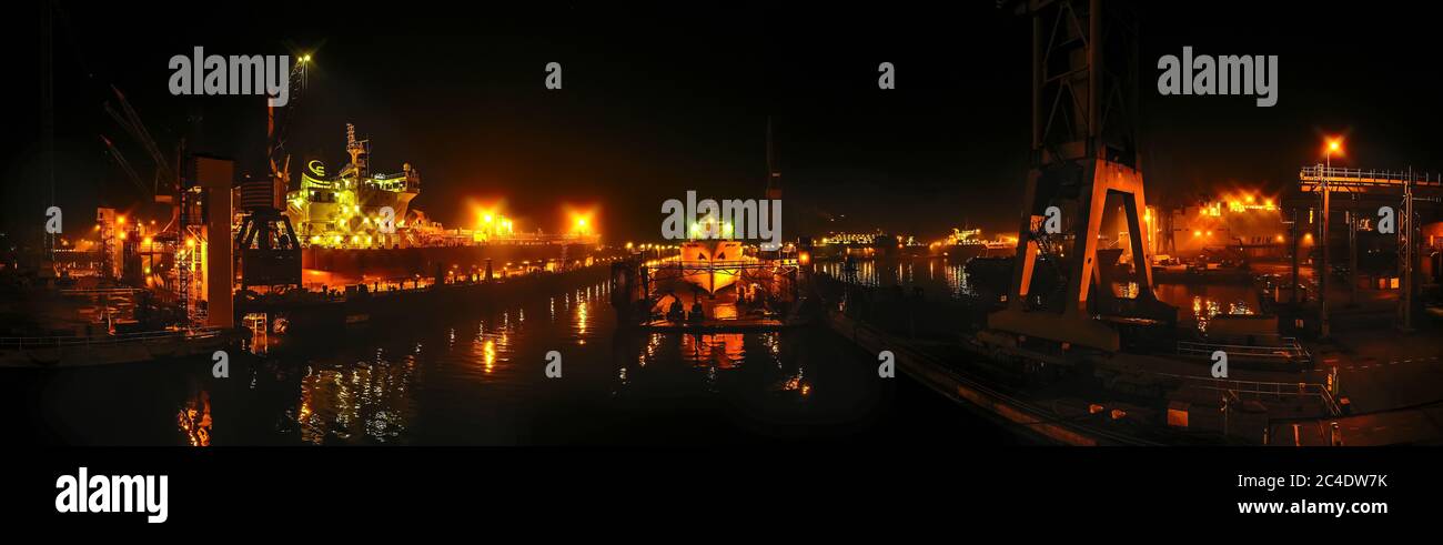 Le panorama de nuit de drone est expédié vers les quais secs de Gdansk Pologne Banque D'Images