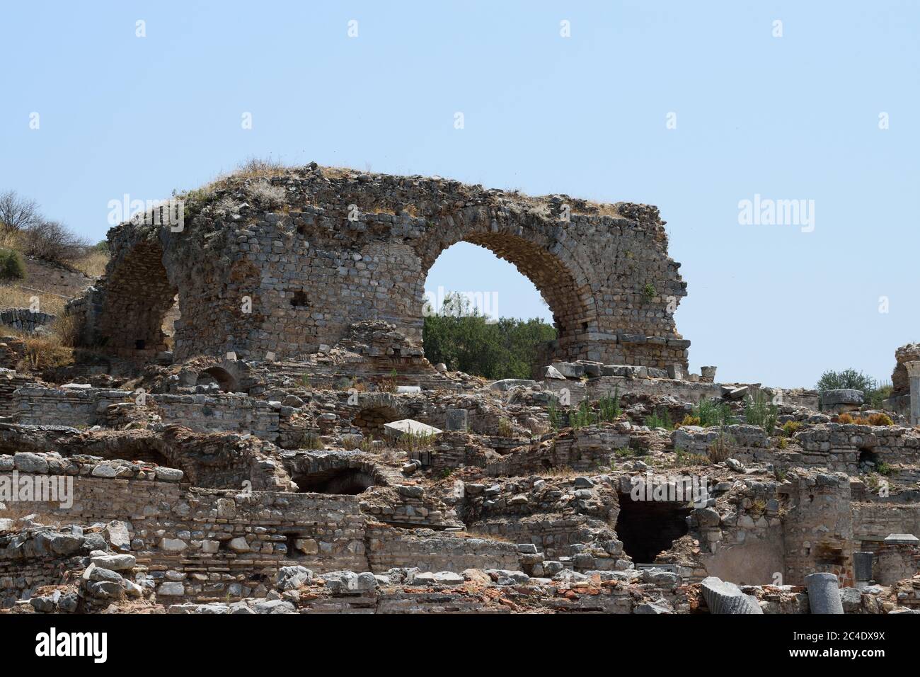Ancien bâtiment en ruines avec deux grandes Arches à Éphèse, Turquie Banque D'Images