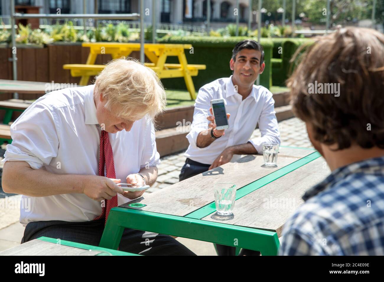 Le Premier ministre Boris Johnson (à gauche) et le chancelier de l'Échiquier Rishi Sunak (au centre, lors d'une visite au restaurant Pizza Pilgrims dans l'est de Londres pour voir comment ils sont prêts à rouvrir leur entreprise et à s'adapter pour suivre les directives COVID-Secure, Les restrictions de verrouillage du coronavirus sont levées en Angleterre. Banque D'Images