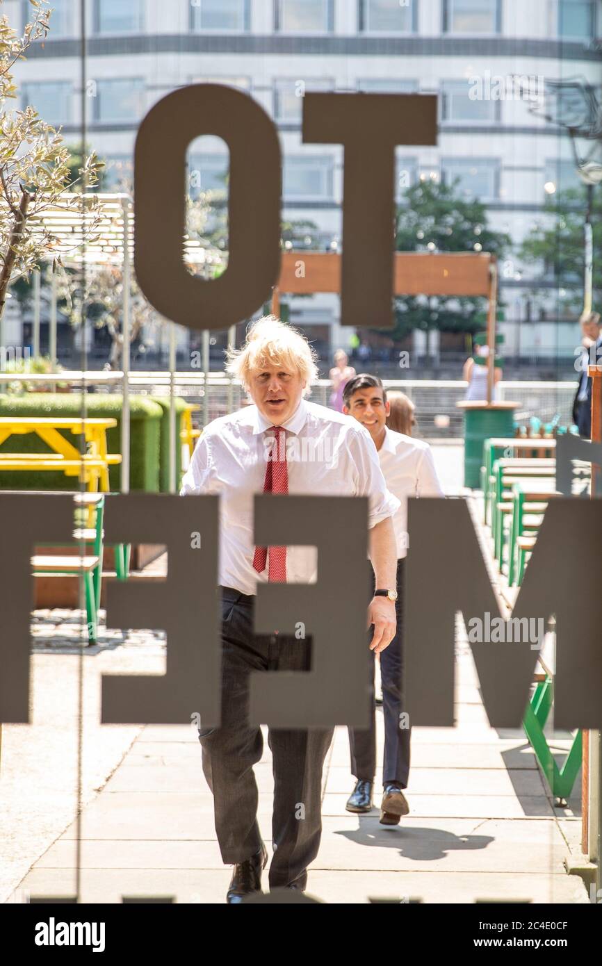 Le Premier ministre Boris Johnson se rend au restaurant Pizza Pilgrims dans l'est de Londres pour voir comment il prépare son entreprise à rouvrir et à s'adapter pour suivre les directives COVID-Secure, alors que d'autres restrictions de confinement du coronavirus sont levées en Angleterre. Banque D'Images