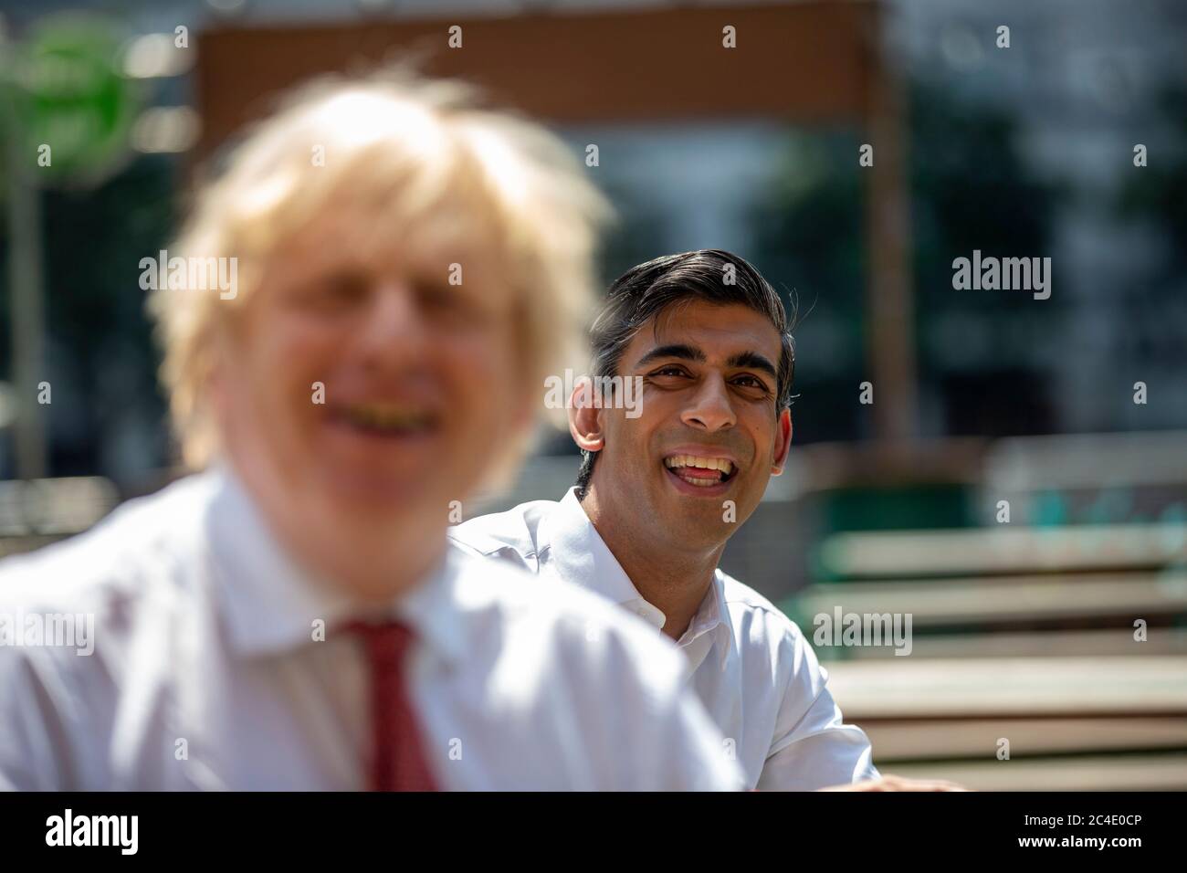 Le Premier ministre Boris Johnson (à gauche) et le chancelier de l'Échiquier Rishi Sunak (à droite), lors d'une visite au restaurant Pizza Pilgrims dans l'est de Londres pour voir comment ils sont prêts à rouvrir leur entreprise et à s'adapter pour suivre les directives COVID-Secure, Les restrictions de verrouillage du coronavirus sont levées en Angleterre. Banque D'Images