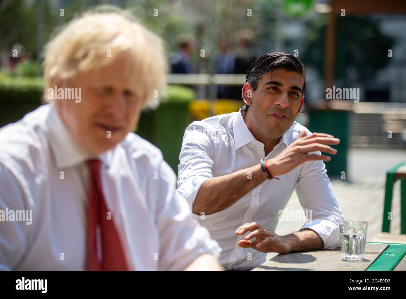 Le Premier ministre Boris Johnson (à gauche) et le chancelier de l'Échiquier Rishi Sunak (à droite), lors d'une visite au restaurant Pizza Pilgrims dans l'est de Londres pour voir comment ils sont prêts à rouvrir leur entreprise et à s'adapter pour suivre les directives COVID-Secure, Les restrictions de verrouillage du coronavirus sont levées en Angleterre. Banque D'Images