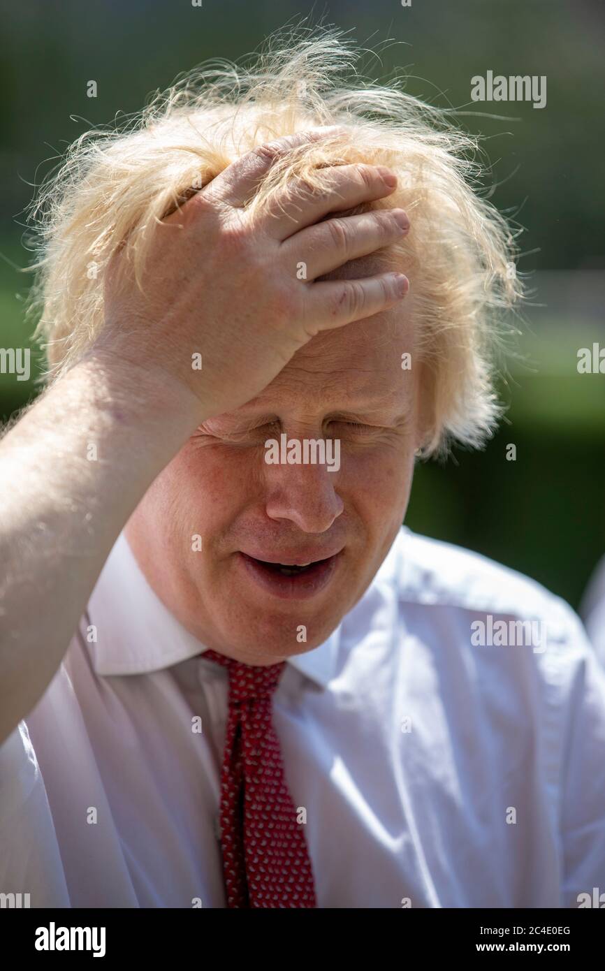 Le Premier ministre Boris Johnson lors d'une visite au restaurant Pizza Pilgrims dans l'est de Londres pour voir comment ils sont prêts à rouvrir leur entreprise et à s'adapter pour suivre les directives COVID-Secure, alors que d'autres restrictions de confinement du coronavirus sont levées en Angleterre. Banque D'Images