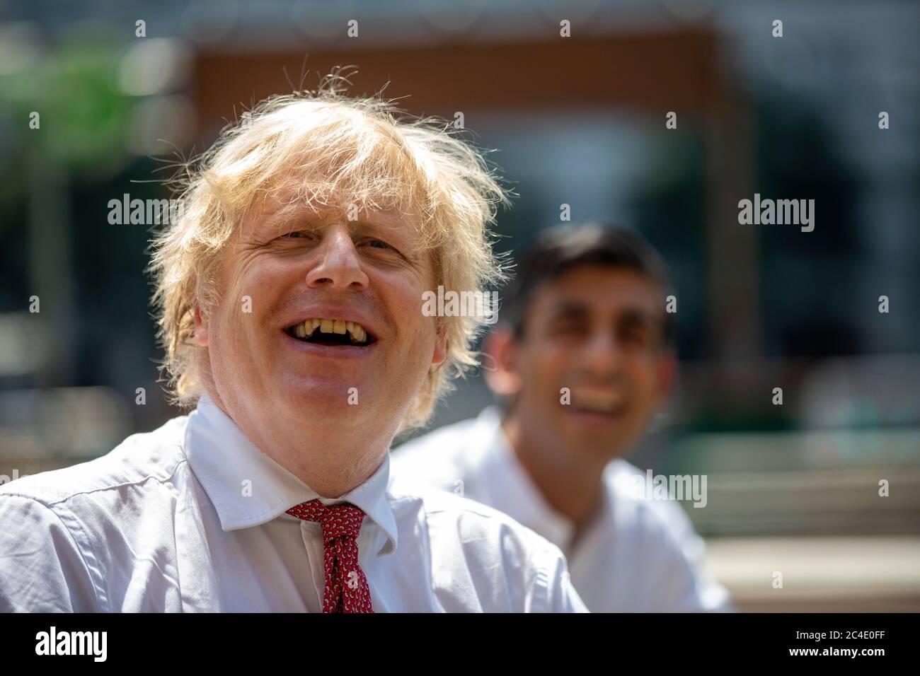 Le Premier ministre Boris Johnson lors d'une visite au restaurant Pizza Pilgrims dans l'est de Londres pour voir comment ils sont prêts à rouvrir leur entreprise et à s'adapter pour suivre les directives COVID-Secure, alors que d'autres restrictions de confinement du coronavirus sont levées en Angleterre. Banque D'Images