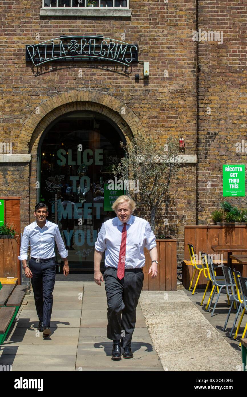 Le Premier ministre Boris Johnson (à droite) et le chancelier de l'Échiquier Rishi Sunak, lors d'une visite au restaurant Pizza Pilgrims dans l'est de Londres, pour voir comment ils sont prêts à rouvrir leur entreprise et à s'adapter pour suivre les directives COVID-Secure, alors que d'autres restrictions de confinement des coronavirus sont levées en Angleterre. Banque D'Images