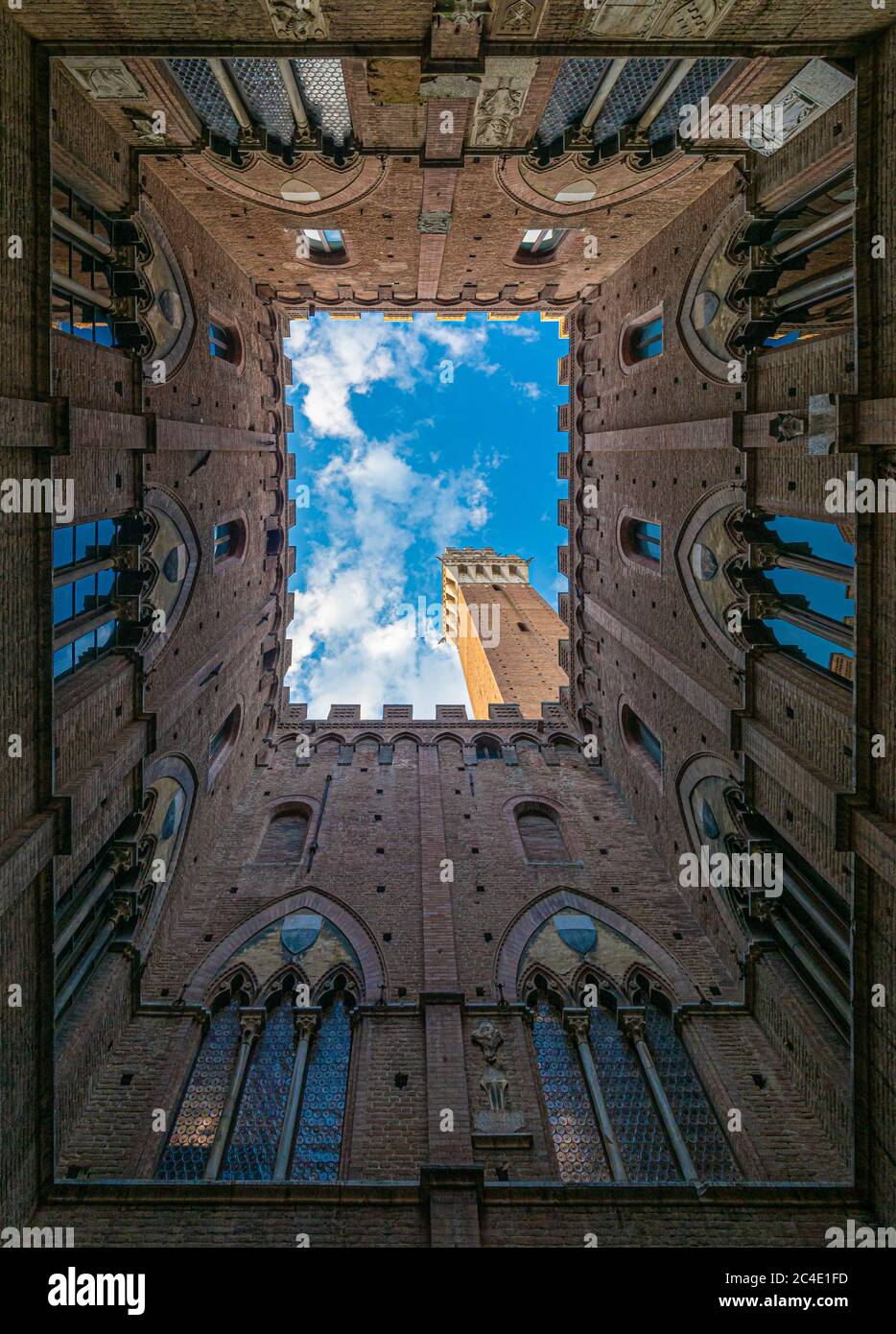 Les murs de cour dans le Palazzo Pubblico, en regardant vers le haut le ciel. Sienne. Italie. Banque D'Images