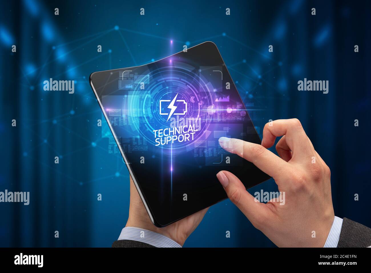 Businessman holding a smartphone pliable avec l'industrie 4.0 Inscription, nouvelle technologie SUPPORT TECHNIQUE concept Banque D'Images