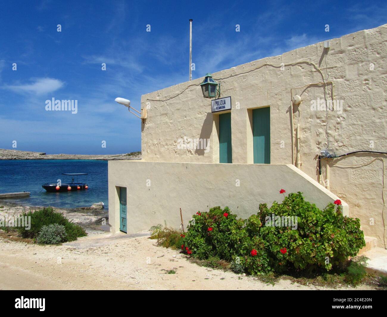 COMINO, MALTE - 27 avril 2014 : petit commissariat de police, à côté de la mer, dans la baie de Santa Marija, sur la petite île de Comino, îles maltaises, Malte. Calme Banque D'Images
