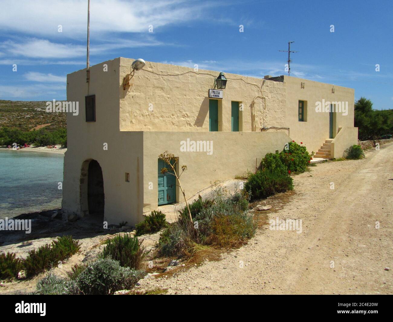 COMINO, MALTE - 27 avril 2014 : petit commissariat de police, à côté de la mer, dans la baie de Santa Marija, sur la petite île de Comino, îles maltaises, Malte. Calme Banque D'Images