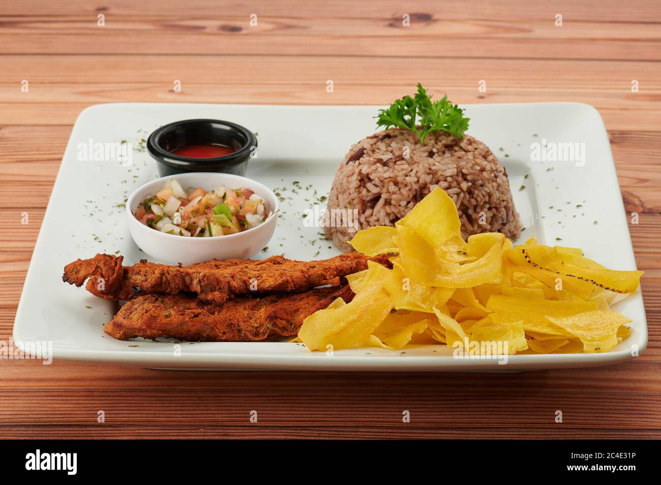 Assiette traditionnelle nicaraguayenne gallo pinto alimentaire sur table en bois Banque D'Images