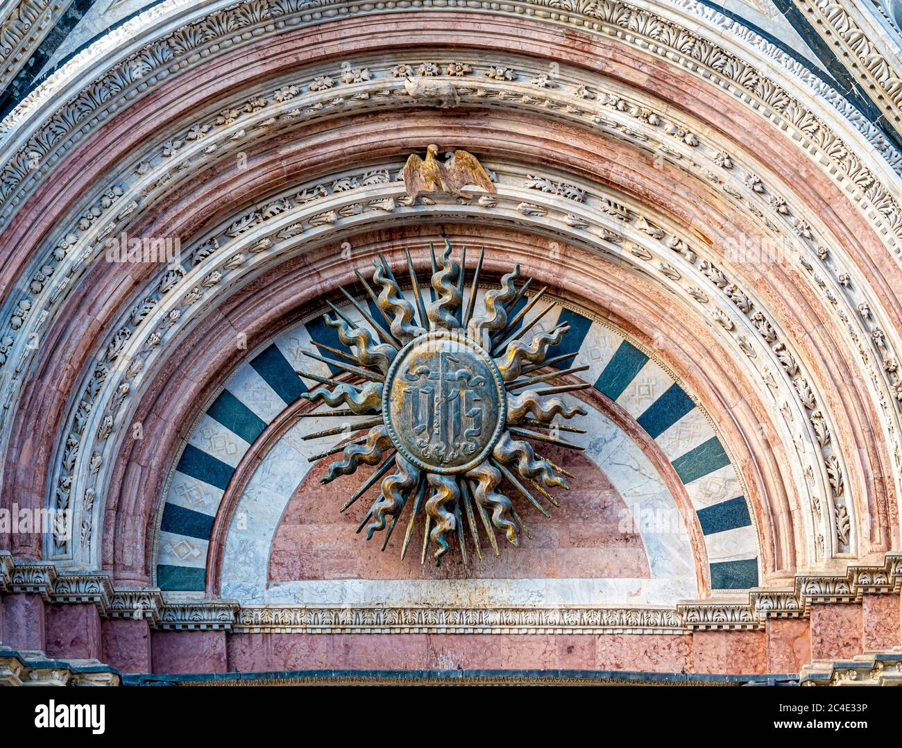 Soleil de bronze au-dessus du portail central de la cathédrale de Sienne. Sienne. Italie Banque D'Images