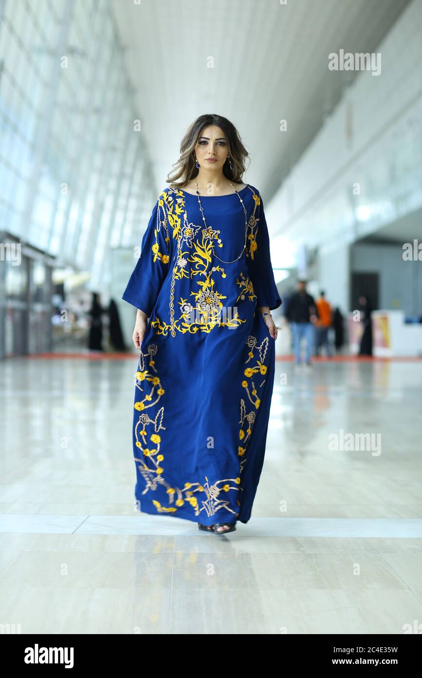 Les femmes arabes en robe arabe traditionnelle bleu clair Photo Stock -  Alamy