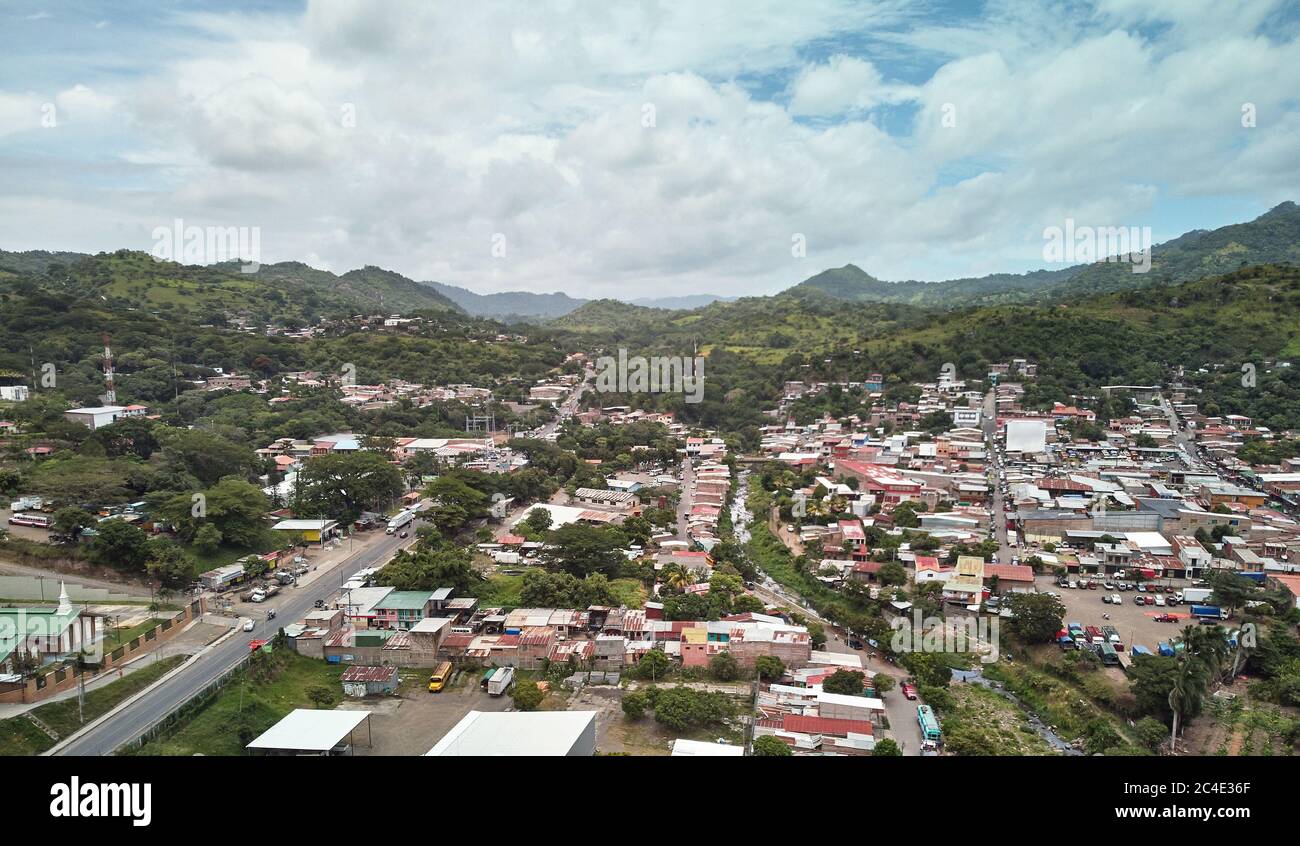 Paysage urbain de la ville de Matagalpa en arrière-plan de montagne vue aérienne de drone Banque D'Images
