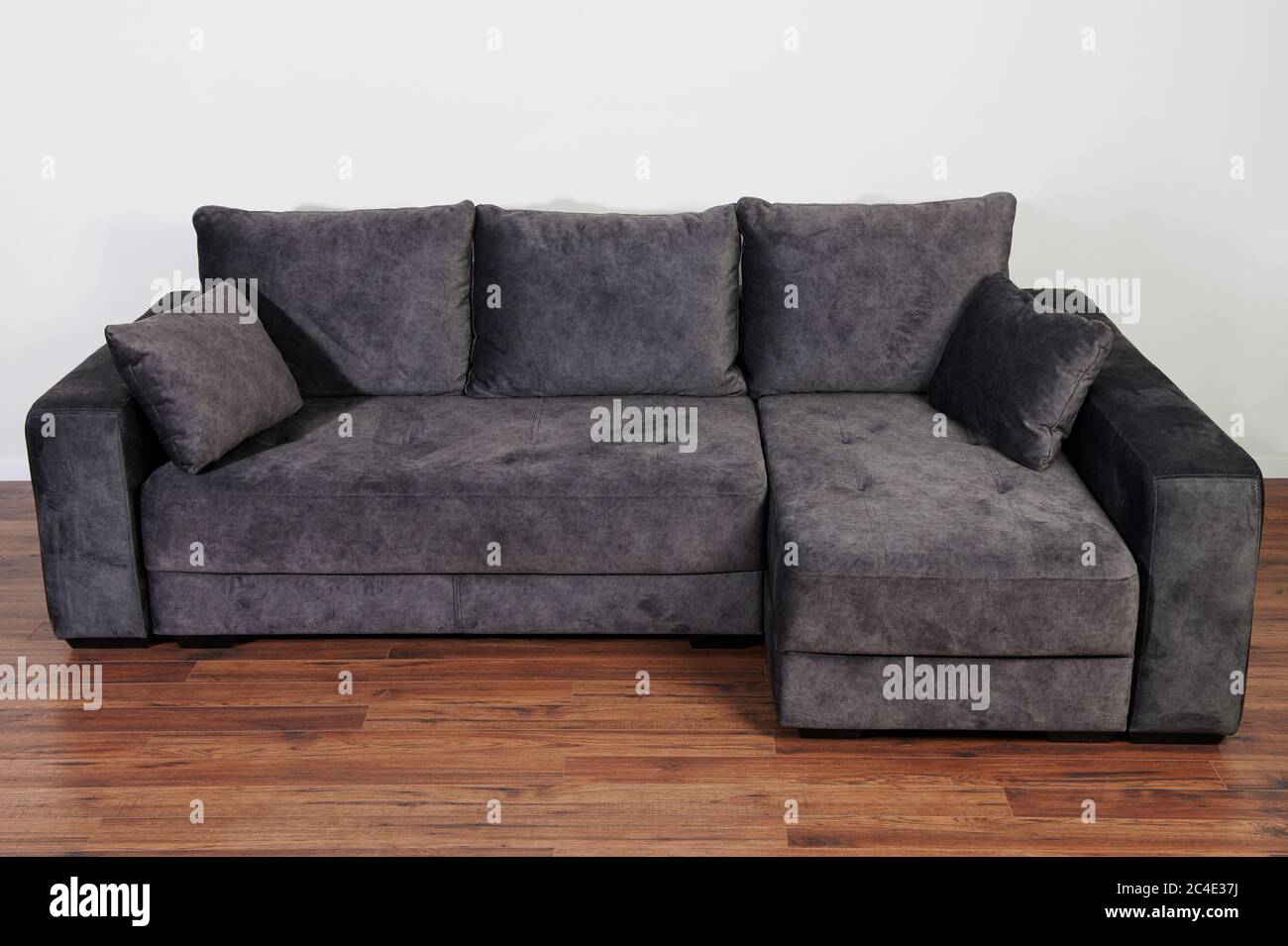 Confortable canapé gris foncé sur parquet marron Photo Stock - Alamy