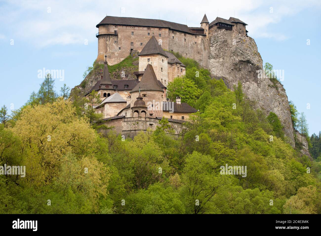 Le château d'Orava au sommet d'une colline en Slovaquie. Banque D'Images