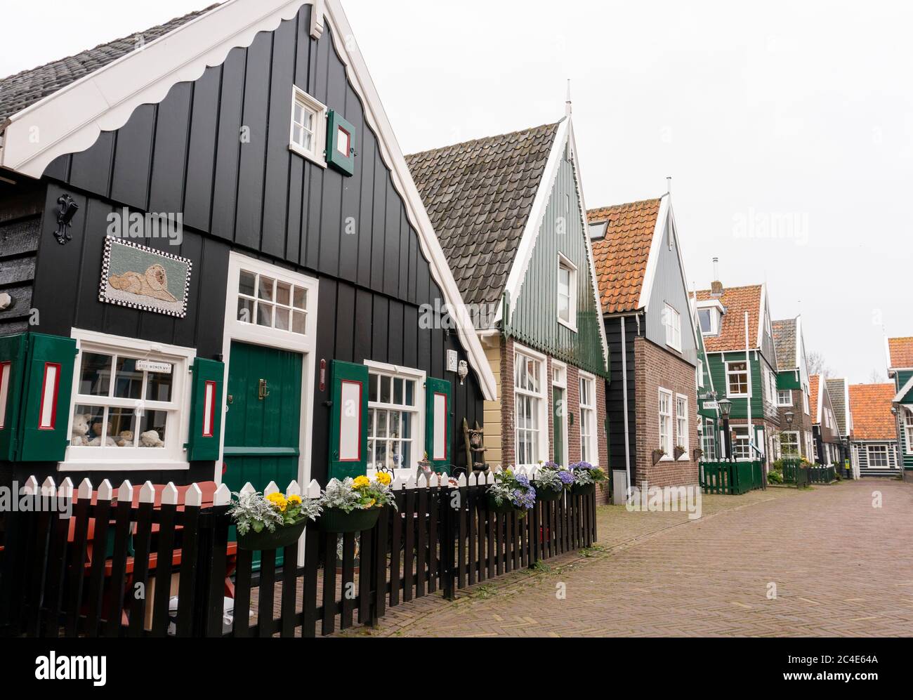 Village hollandais typique avec de belles maisons en bois sur l'île de Marken aux pays-Bas, Hollande Banque D'Images